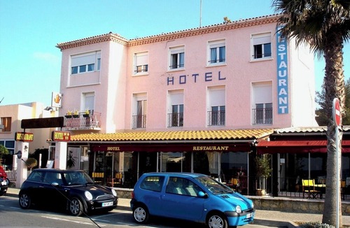 Six-Fours-les-Plages Hotel | Mediterranean Retreat with Views of Six-Fours Bay