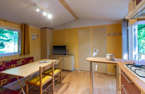 Saint-Martial-de-Nabirat House | Mobile Home for 4 with Shared Pool, Wi-Fi, Air Conditioning – Périgord Noir