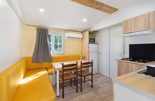 Bouzic House | Mobile Home "Calvi": Dordogne Getaway, Shared Pool & Mini-Farm near Sarlat