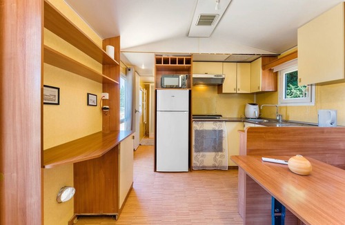 Eyragues House | Mobile Home "In Provence" with Private Terrace, Wi-Fi, and Air Conditioning