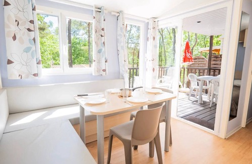 Saint-Paul-en-Foret House | Mobilhome Standard with TV and air-conditioning sleeps 4