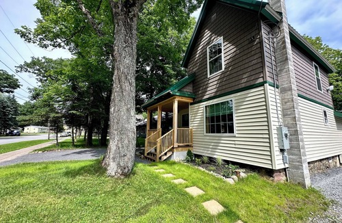Town of Webb House | Modern ADK-style 3-bedroom house in Old Forge with AC, WiFi, Pool! Walk to town!