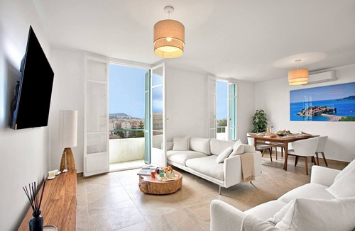 Les Baumettes Apartment | Modern Apartment With City View, Nice, France