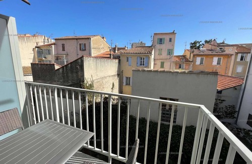 Sanary-sur-Mer Apartment | Modern two-room apartment with all comfort in the city center, shops and beach on foot for 6