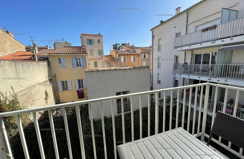 Sanary-sur-Mer Apartment | Modern two-room apartment with all comfort in the city center, shops and beach on foot for 6