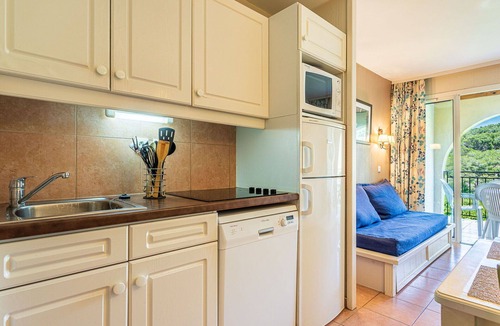 Six-Fours-les-Plages Apartment | Nice apartment for 6 people with WIFI, pool, TV, terrace and pets allowed