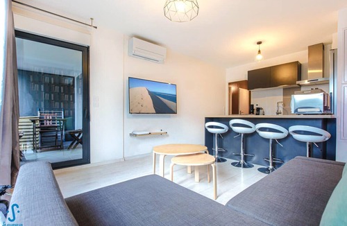 Bassins a Flot Apartment | Nice apartment for 4 with parking, near Cité du Vin