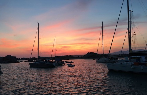 Cannes Old Town Boat Rental | Nuitée à Bord dun Catamaran à Lancre aux Îles