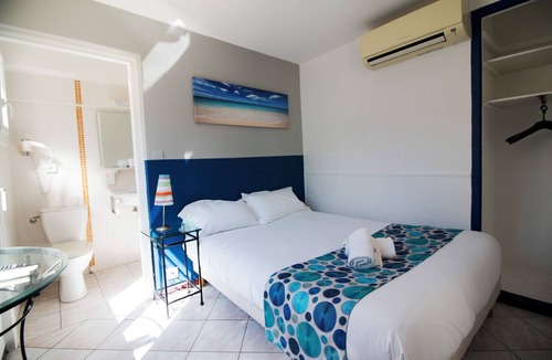 Six-Fours-les-Plages Hotel | Oceanfront Getaway on the Var Coast of Provence