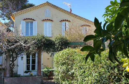 Le Brusc House | Old house on the Quai du Brusc in an enclosed garden planted with trees