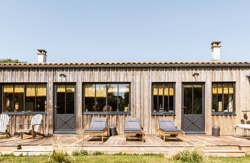 La Cotiniere Apartment | On the West Coast of the Ile D'Oléron, 200 meters from the ocean and 600 meters from the famous port of La Cotinière, this wood-clad villa is a true refuge of calm, gentleness and hospitality, in the calm of a garden with a garden of trees.