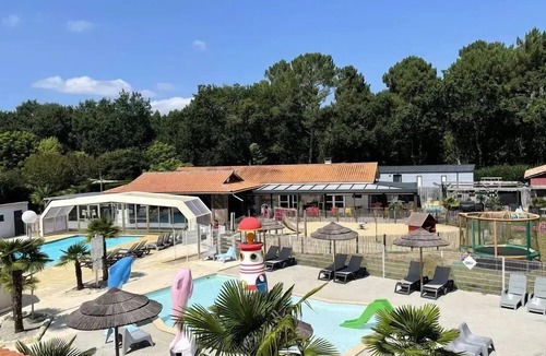 Saint-Laurent-de-Medoc House | PAUILLAC Mobile Home: 2 bedrooms, 2 bathrooms, 2 toilets, DIM - DIM, sleeps 4