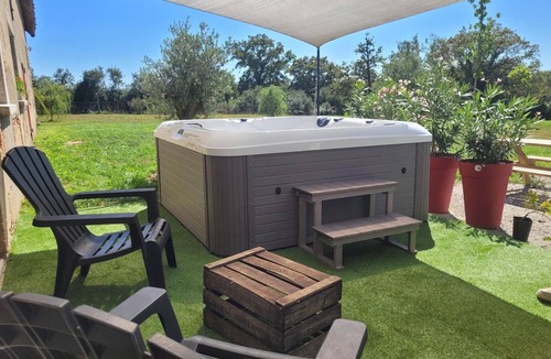 Couzon Cottage | Peaceful cottage with spa and air conditioning in Couzon