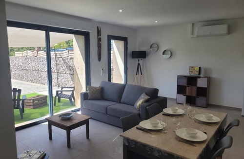 Couzon Cottage | Peaceful cottage with spa and air conditioning in Couzon