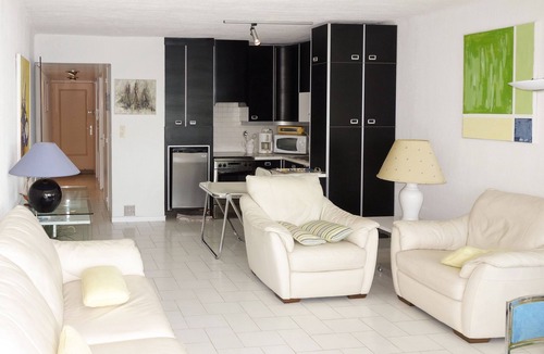 Sanary-sur-Mer Apartment | Peaceful seafront apartment on Corniche des Baux