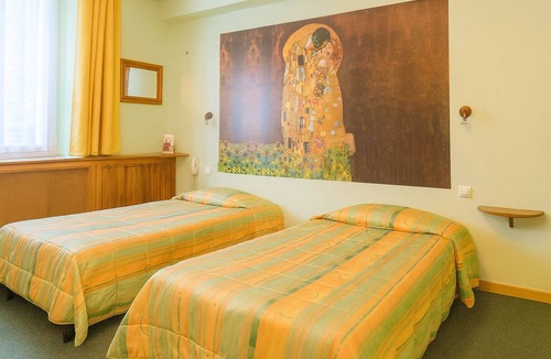 Digne-les-Bains Hotel | Pet-Friendly Twin Bed Room | Historic Shared Picnic Garden | Town Center Base