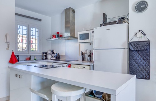 Aigues-Mortes House | 'Petite Maison Aigues Mortes' with Sea View, Shared Pool and Wi-Fi