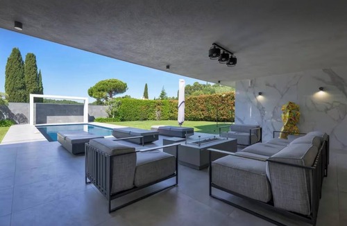 Biot House | Prestige Getaway in Biot: Stylish Design and a Heated Private Pool
