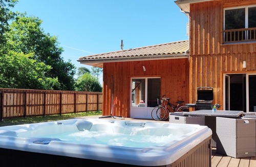 Lege-Cap-Ferret House | Pretty new house on the edge of a forest with its own private SPA, 7 minutes from the beach!