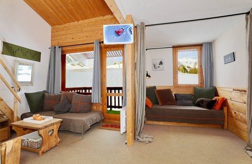 Plagne Villages Apartment | Refuge on the Slopes: Plagne Village, Mountain View, Balcony & Wi-Fi