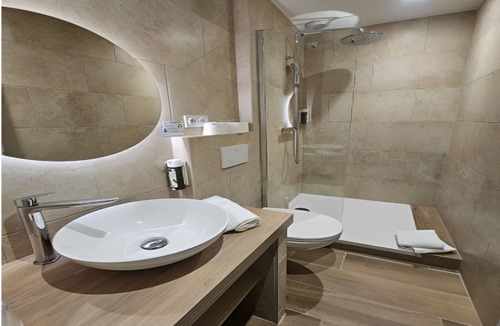 Sanary-sur-Mer Hotel | Relaxing Solo Retreat Near Seaside Restaurants and Beachfront Paths
