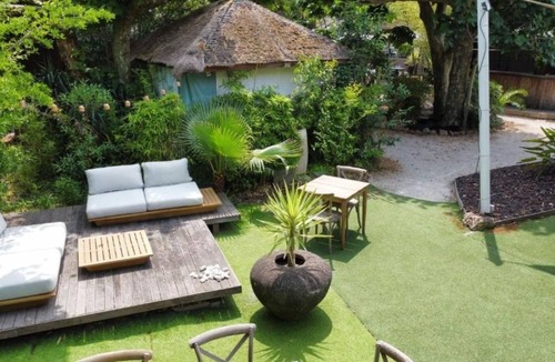 Sanary-sur-Mer Hotel | Relaxing Solo Retreat Near Seaside Restaurants and Beachfront Paths