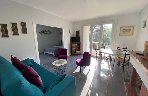 Le Moulleau Apartment | Renovated Apartment in Moulleau: 2 Bedrooms, Balcony, 200m from Beach, Parking Included
