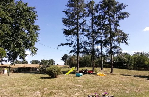 Cressanges Cottage | Renovated farmhouse with garden in Cressanges