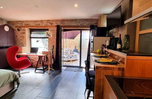 Tartaras Apartment | Renovated studio in a tranquil setting - 2 guests