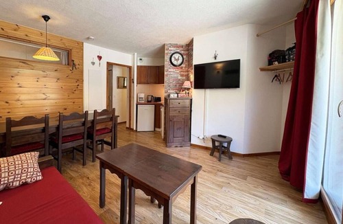 Les Orres Apartment | Resort center, 1st floor, swimming pool, sauna, balcony, tv, ski locker, 50m², Les Orres