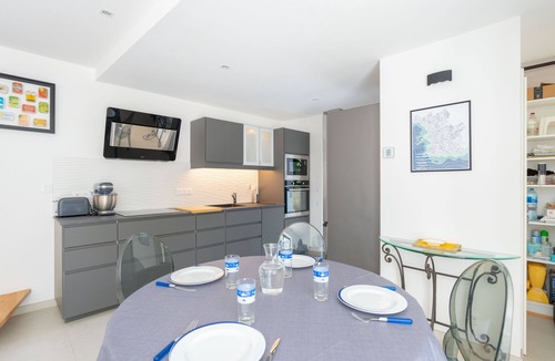 8th Arrondissement House | Restyled house opposite the marina and 3 minutes from the beach