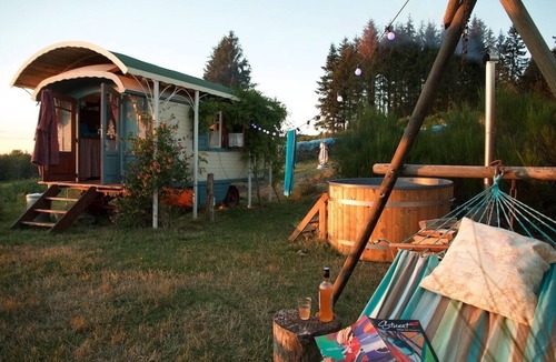 La Chabanne Cabin | Romantic gypsy wagon with a great view from your hottub in beautiful nature.