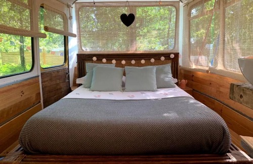 Mimizan Cabin | Rooftop bus, outdoor shower + bathtub (dry toilet)