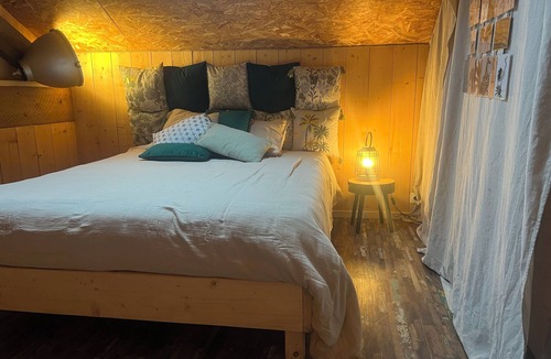 Gontaud Bed & Breakfast | Room in a vineyard, near Golf des Vigiers and the Buddhist Village