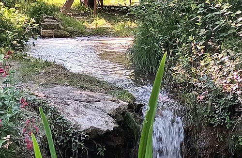 Marsanne Cabin | ROULOTTE TZIGANE DROME, AU BORD DU RUISSEAU Ideal for a quiet weekend break