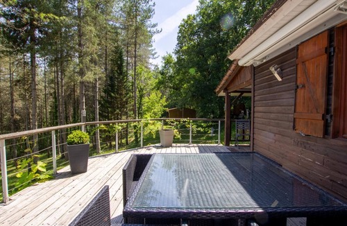 Saint-Pompont Cottage | Rustic chalet in Perigord Noir with terrace and included amenities