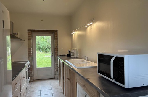 Sanssat Cottage | Rustic cottage, pets & AC - 12 guests