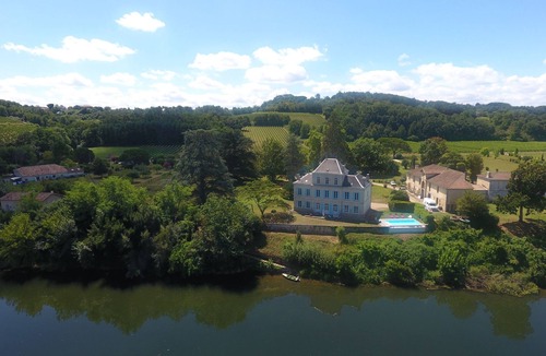 Flaujagues House | Schloss mit Überlaufpool an der Dordogne by Interhome