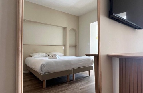 Sanary-sur-Mer Hotel | Seaside Getaway for Families Near Harbor Walks and Beachfront Fun