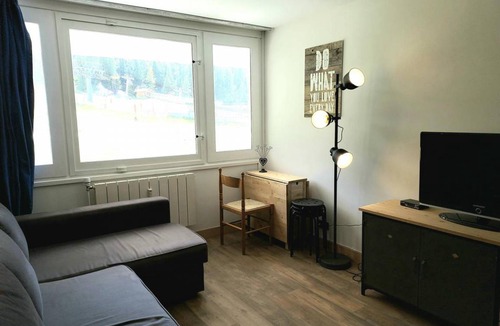 Plagne Centre Apartment | Ski-in/ski-out & foot of the slopes, 2nd floor, view ski slopes, tv, ski locker, 19m², La Plagne