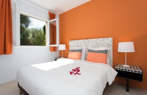 Mougins Hotel | Spacious 2BR Flat with 2 Bathrooms & Full Kitchen | Near Local Tennis Courts