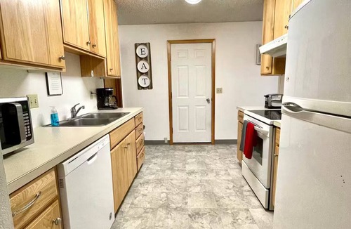Pullman House | Spacious 3 Bedroom w/Large Deck & Backyard