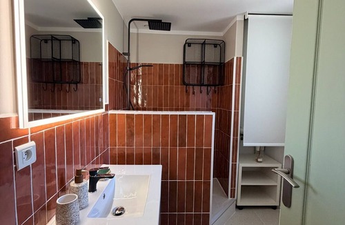 Vacqueyras Apartment | Spacious, air-conditioned apartment with a terrace between Dentelles Ventoux and Avignon