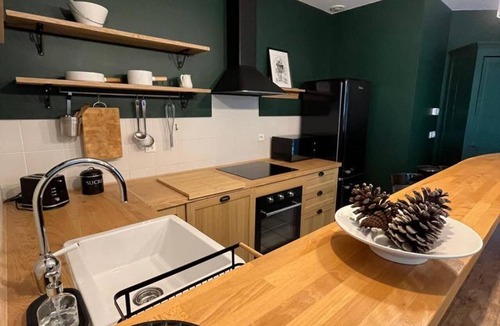 Saint-Just-la-Pendue Cottage | Spacious countryside home with jacuzzi, sauna and outdoor games