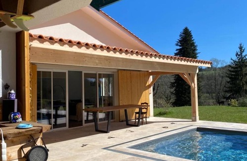 Chateau-l'Eveque Cottage | Spacious house in Château-l'Évêque with 5 bedrooms and a game room
