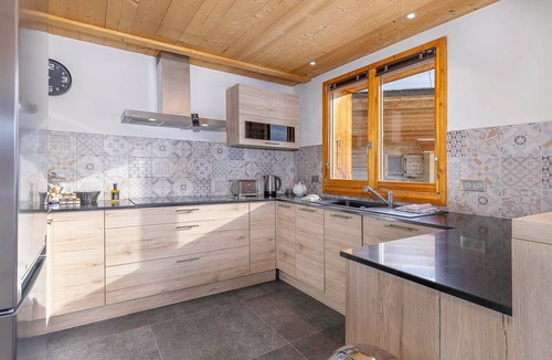 Avoriaz Ski Chalet | Spacious Ski-In/Ski-Out Chalet in Avoriaz with Sauna, Fireplace & Premium Services for 14 Guests