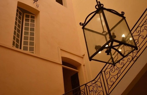 Couronne Urbaine Condo | SPACIOUS T2 CV HISTORY