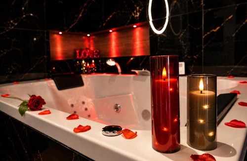 Bastide Giraud Apartment | SPICY LOVE Suite Prestige Vue Mer Jacuzzi Privatif, Piscine et Cheminée