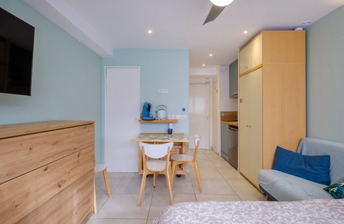Villeneuve Loubet Beach Apartment | Studio Apartment '2 Lits' with Wi-Fi and Air Conditioning