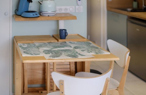 Villeneuve Loubet Beach Apartment | Studio Apartment '2 Lits' with Wi-Fi and Air Conditioning